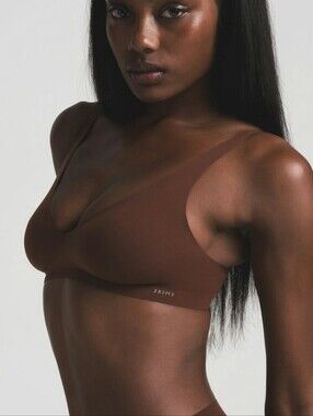 NWT SKIMS Chocolate Brown Seamless Scoop Bra. SZ. L Barely There Feel, Wireless
